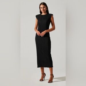 85. Astr The Label PLISSE STRAIGHT NECK MIDI DRESS in black Size M